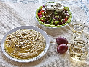 Ein typisches Ostermahl mit Favabrei, Salat und einem roten Ei. (c) Tobias Schorr