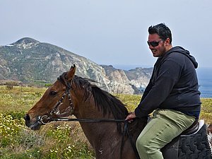 Der Sohn von Kapitän Dimitris mit seinem Pferd
